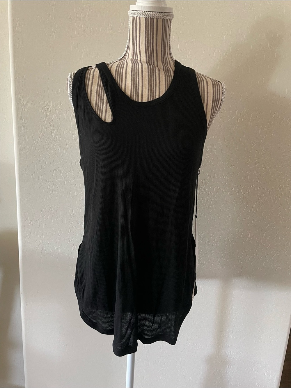 NWT ALO Yoga Ribbed Peak Tank in Black Size Small